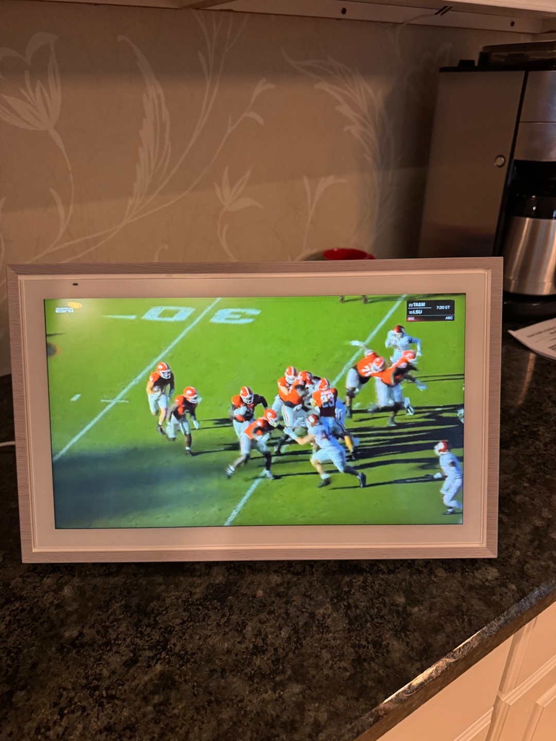 ApoloSign 15.6-inch Android family display streaming sports on a kitchen counter